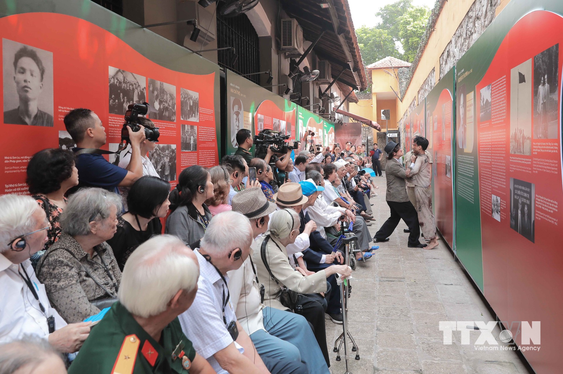 Đến với di tích Nhà tù Hỏa Lò, du khách được tận mắt xem các diễn viên tái hiện cuộc sống kiên trung của các chiến sĩ trong năm tháng kháng chiến. (Ảnh: Phan Phương/TTXVN)